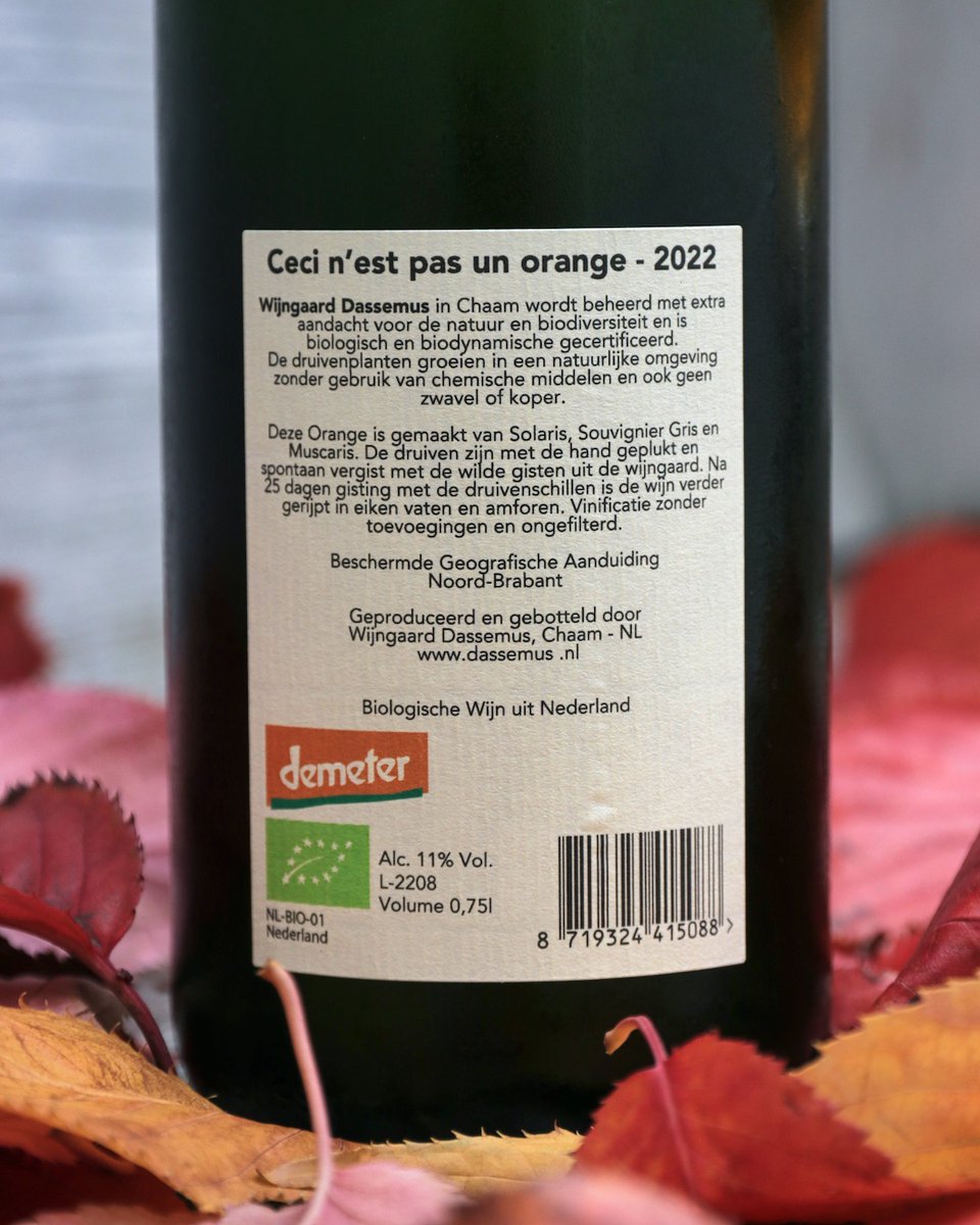 TastyTalesTV's tweet photo. Natural wine from Dutch winery Dassemus!🇳🇱 This orange wine is made from grape varieties Souvignier Gris, Muscaris and Solaris and has skin contact for three weeks. Aged in stainless steel, wood and ceramic amphora. Powerful, slightly spicy, floral and fruity. Bring on spring!☀️ https://t.co/17wFFVE4Gr