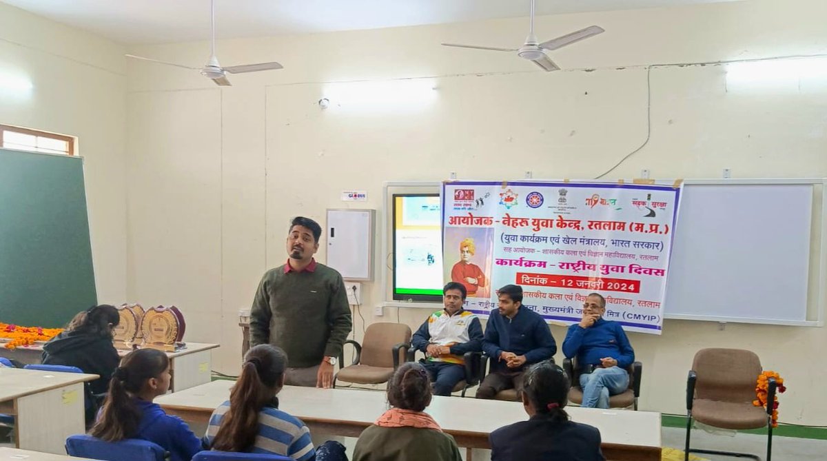 mayankpandey04's tweet photo. On National Youth Day, @CMYIP_ Ratlam co-organized #nationalyouthday program with Nehru Yuva Kendra Ratlam. District Collector Shri Bhaskar Lakshakar sir was present as the chief guest in the program. 
@CMMadhyaPradesh
@Connect_Lokesh @Iamanshulsaxena https://t.co/AleCyJyWy8