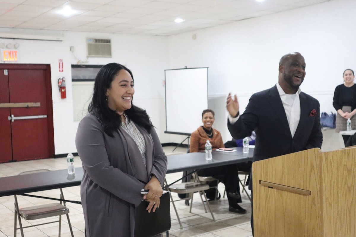 CMAmandaFarias's tweet image. This week @NYCSpeakerAdams joined me in #CD18 to announce that we have fully funded renovations for #HardingPark!

This park has not been renovated since it was constructed in 1993, but thanks to our investment this park will soon be the space our families need &amp;amp; deserve.