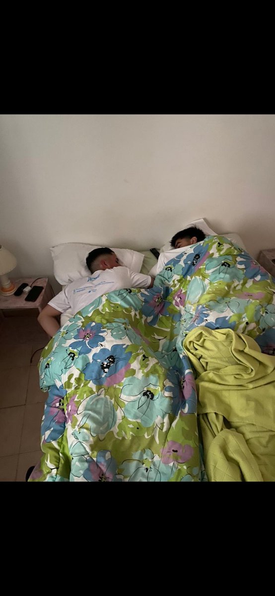 Bernaveluna's tweet photo. @JulianCollado_ @vickigonzalez__ Bien que te gustaba dormir conmigo colin https://t.co/Y9hJyNkqHM