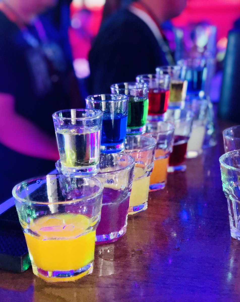 Unleash the beats and pour the vibes – a night to remember with Drop Shot mobile bar! 🎶🍹 #NightlifeElevated