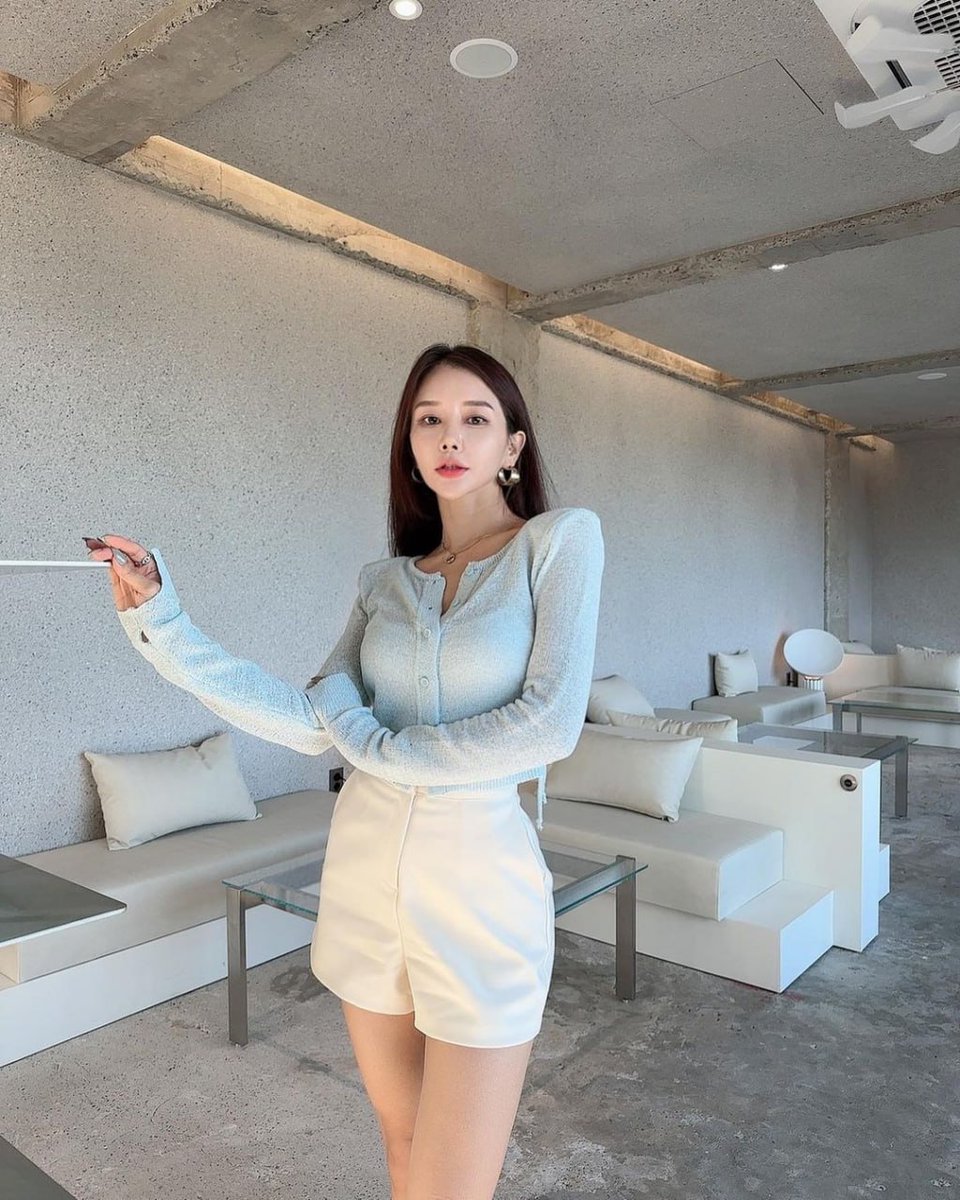 The weather's suddenly cooler. It's time to turn the page.
I like to exercise, read, make friends, share good sentences when I see them, and communicate with good people when I meet them! Like to date mature men over 40!