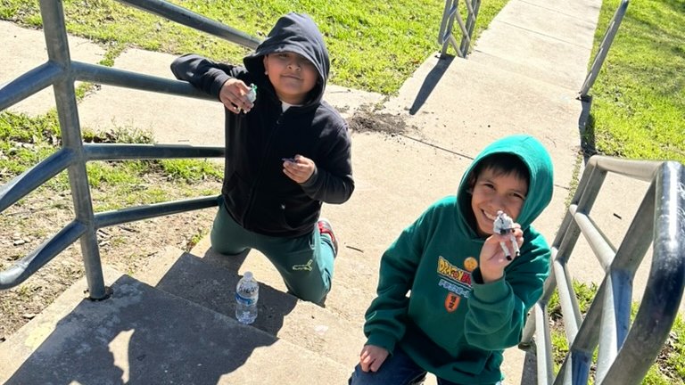 WidenElementary's tweet image. 🌞🤸‍♂️ Shoutout to the 4th graders for taking a well-deserved break and enjoying some outdoor fun during recess! 🍃 Balancing hard work with play is key to a wholesome learning experience.  📚🌈 #BalancedLearning #FunAtRecess