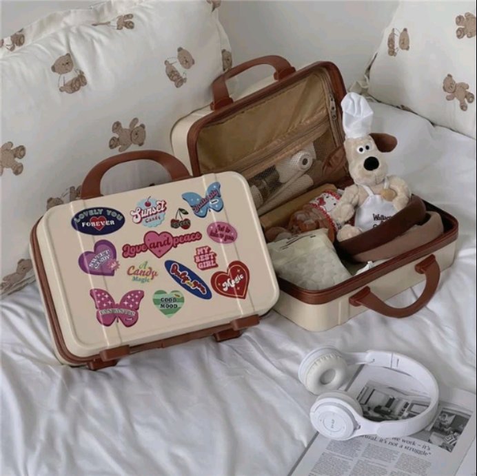 ishikawayuki89's tweet photo. Girls, siapa yang rasa barang2 makeup dia beharga, kena ada beg dia sendiri, nahhhh. Ini untuk korang. Cute 🫶 https://t.co/HdHMgO2td4