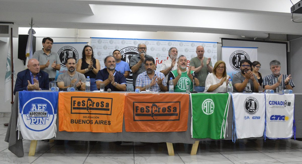 Se lanzó el Frente de Gremios Estatales en defensa de los "puestos de trabajo y el patrimonio nacional".

Participan más de 20 organizaciones de la Administración Pública y empresas del Estado.

El lunes 15 de enero realizarán su primer jornada de lucha.