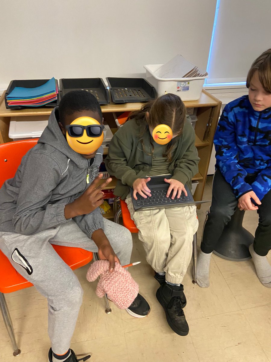 cjansseune's tweet photo. We had fun with our #CanadaFoodGuide scavenger hunt for health class today. I loved the teamwork and determination to find all the answers on the website. 🥗🍎🌽 @KnollwoodPark1 https://t.co/O89I0elqqw