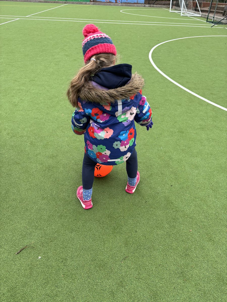 Today in PE, reception did a warm up to warm up our muscles and bodies 🏃‍♀️ Our keen little footballers then dribbled the ball in and out cones and passed it to our partner. ⚽️🦵