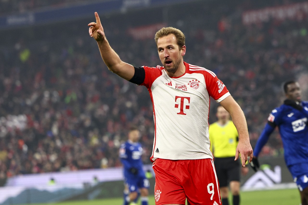 #Deportes Presión al Leverkusen 🔥

Bayern Múnich ganó 3-0 al Hoffenheim, con doblete de Jamal Musiala y uno de Harry Kane.

📌 Kane iguala a Lewandowski en el récord de más goles en la primera mitad de una temporada de Bundesliga 22 goles.

Entérate en #NuestroDiario 📰🗞️
📸 EFE