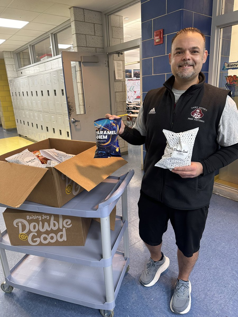 FrankConwellMS4's tweet photo. Thank you Mr. Fannan for the poppin’ Friday treat! Our teachers enjoyed picking their favorite @DoaDoubleGood. #MS4Falcons https://t.co/knrzO5JlFu