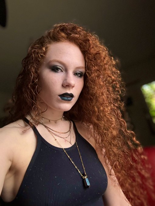 Hey! Today is Kiss a Ginger day 😘 leave some kisses in the comments and I might send one back 😘😘😘 https://t