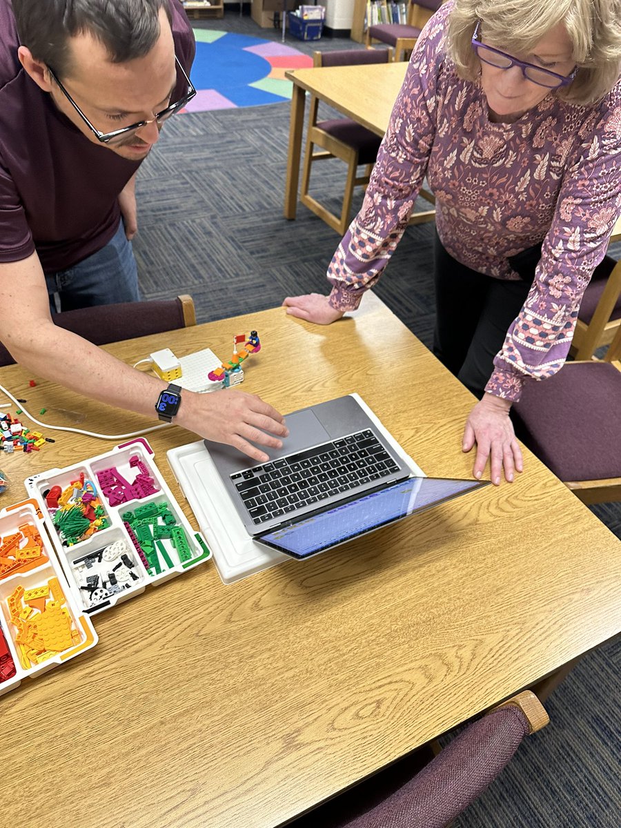 InstTechFTPS's tweet image. Great PD Day learning about ipad interactive apps and programing lego mini robots. @ASCI_FTPSchools