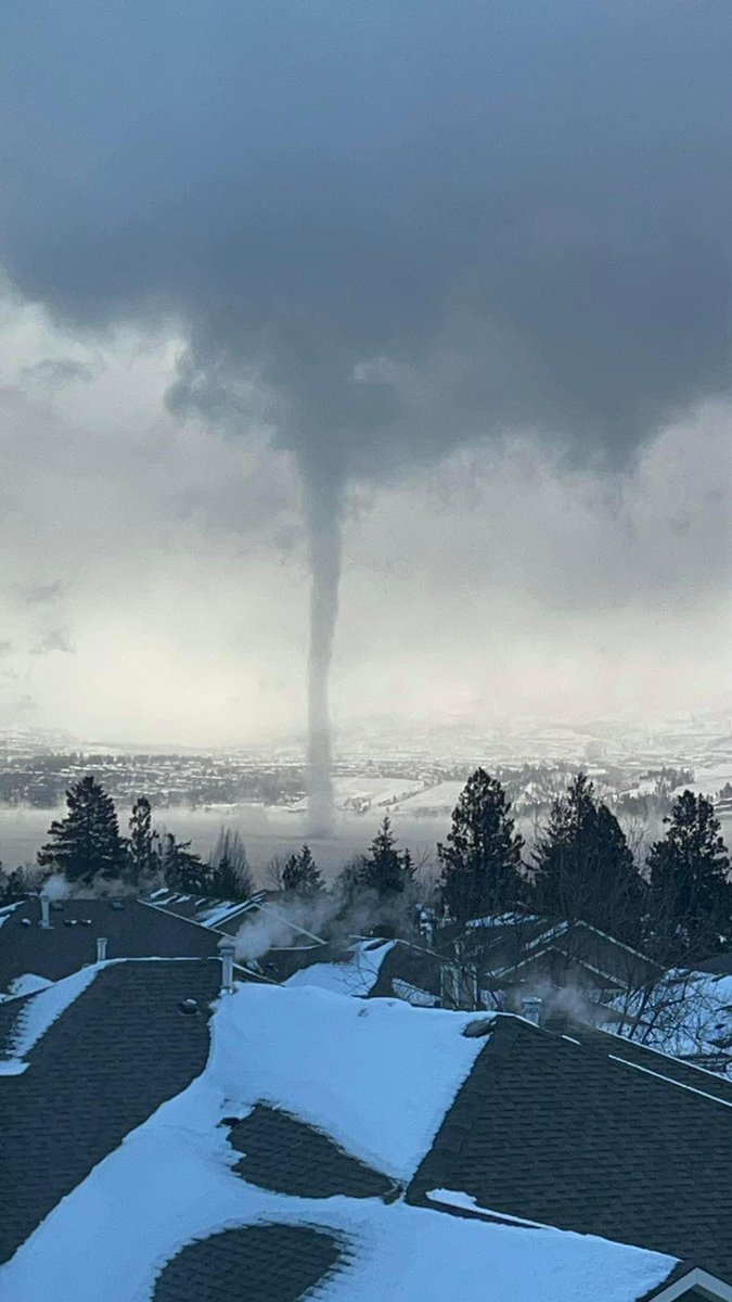 This morning was the perfect setup for a #SteamDevil over #OkanaganLake — this captured from the Gellatly area of Westbank/#WestKelowna #BC looking toward Kelowna.

H/T 📸: Ellie Thornhill on FB who granted me permission to share the photo to Twitter/X 

#BCwx #BCstorm #BCcold