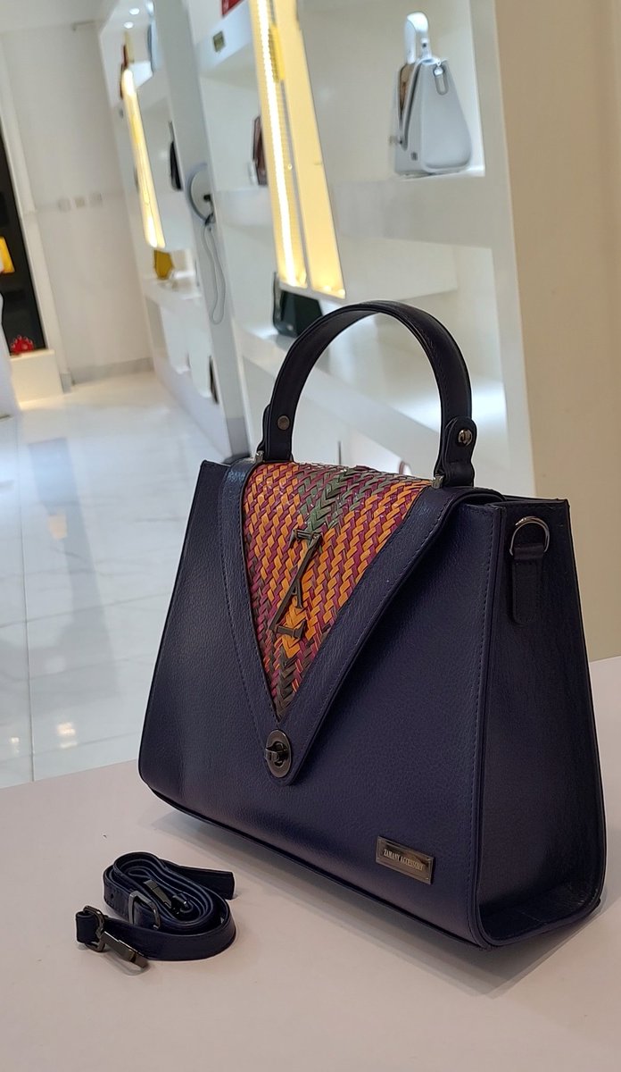 Entre la collection BALKISSA et la collection ANAÏS laquelle a été votre coup de coeur ?😍

🛑Bientôt disponibles sur Afrikrea 
Livraison partout dans le monde ✈️

#zamanyaccessory #africanbrand #niger #Abidjan  #CAN2024 #jeconsommeafricain #jeporteundesignerafricain