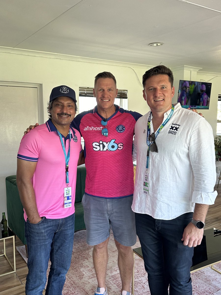A great day at the opening game of ⁦@paarlroyals⁩ with ⁦@GraemeSmith49⁩ and Jean De Villiers. What a pleasure to meet the two legends. And of course what a win for ⁦@paarlroyals⁩