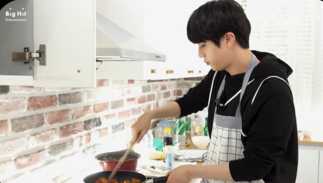 7nasadnihcok's tweet photo. 昨晩の夕飯はカレーで
いつも多めに作って翌日の夕飯も
アレンジして出すのですが
今朝息子が
夕飯はカレー以外でと(カレーだとわかってて)スンとしながら
嫌味を言ってきたので
バイト飯にカレーを持たせたのですが
夕飯じゃないからいいですよね
ちなみに私はおにぎりです
今日もすきです
#D151 https://t.co/fAmWHblIPF