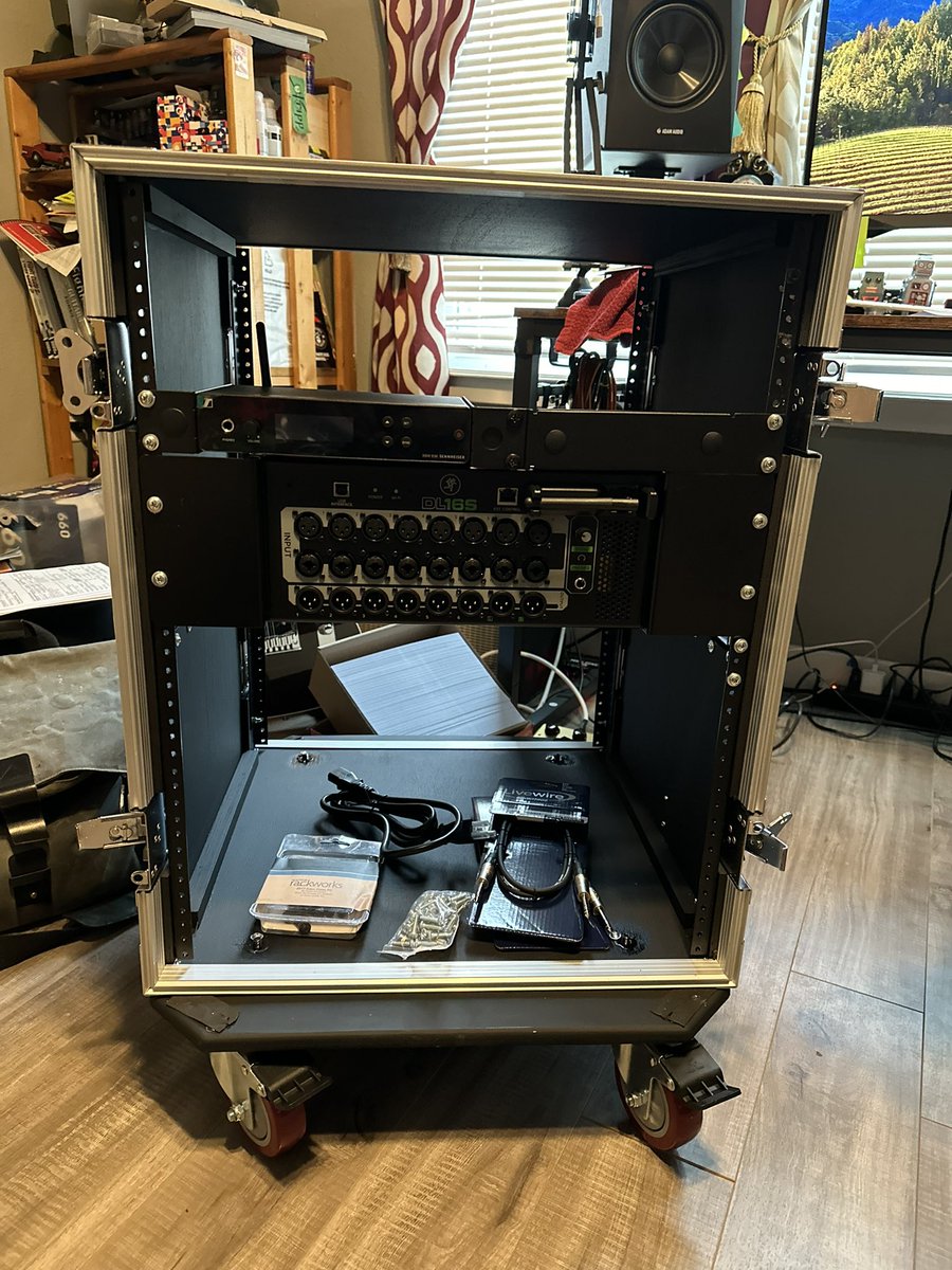 Tox1cWatts's tweet image. Welp. It was bound to happen at some point. 

Let the possible aggravation of IEM systems begin. 

#IEMSystem #SWARMdtx #gearwhore
@MackieGear @sennheiser #SoundTown