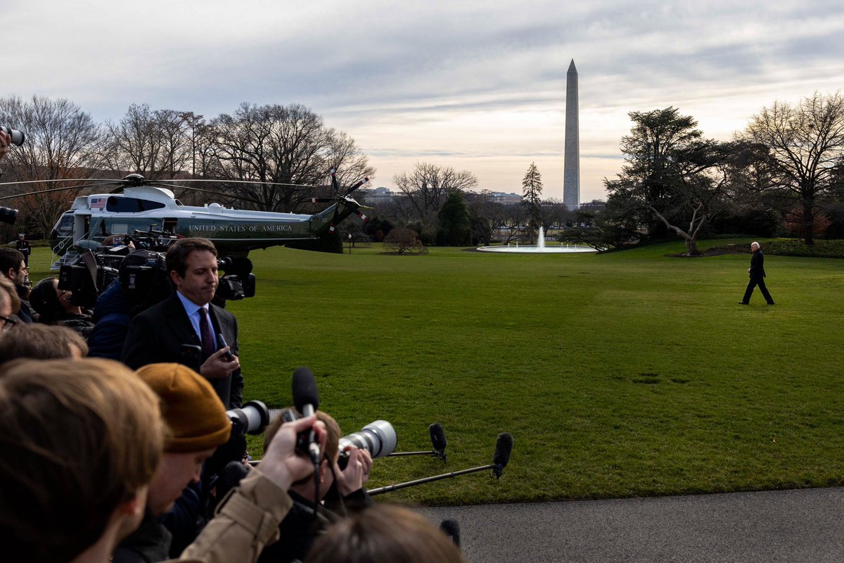 President Biden walking away from the press and towards Marine One en route to Pennsylvania. Today for @washingtonpost