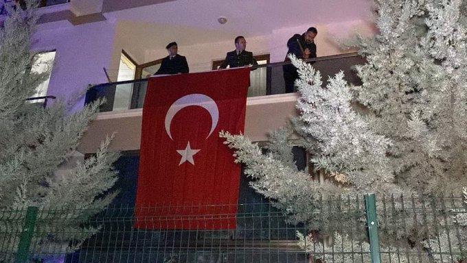 Şehit Üsteğmen Gökhan Delen'in şehadet haberi ailesine ulaştı.

Şehidimizin baba ocağına Türk Bayrağı asıldı.