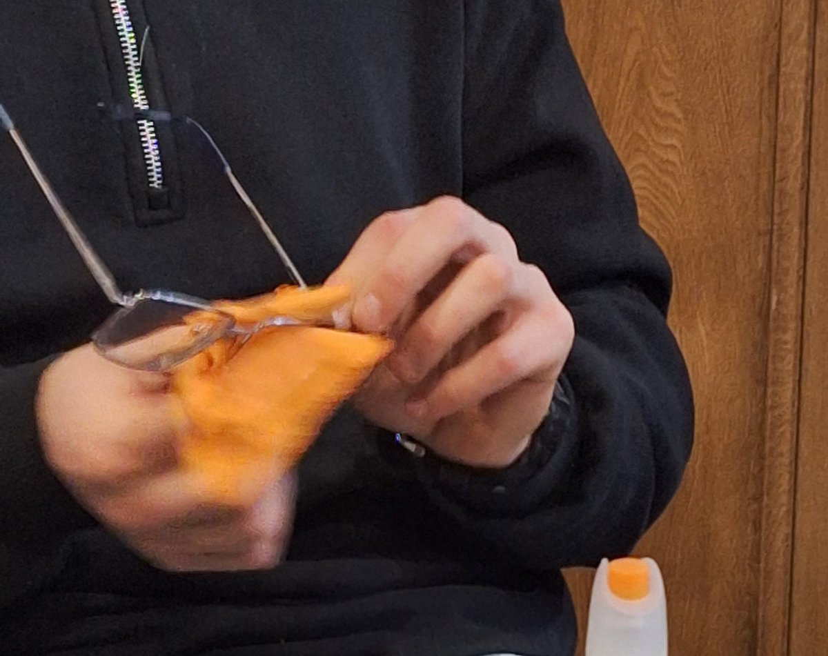 entre otros regalos estrella: manuales de robótica, hegel, modelos de democracia, setas y un limpiagafas