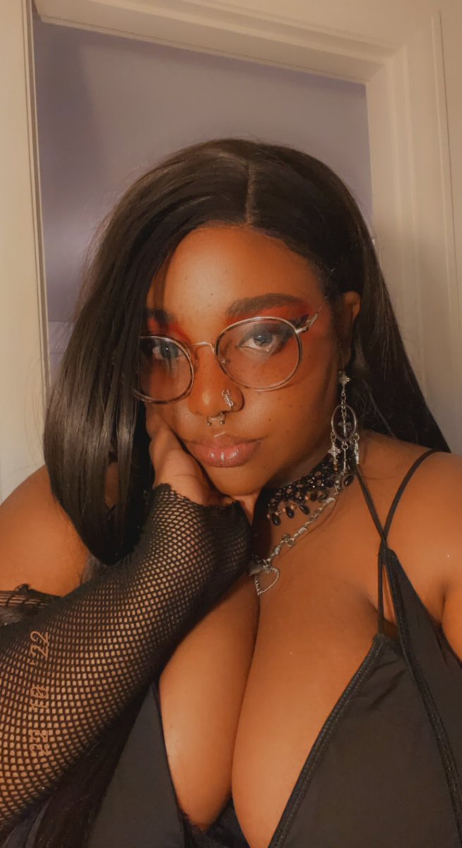 Vixnnixn's tweet photo. Do t you just love a goth in glasses? ⛓️🖤🎀 https://t.co/3DZ9TaW4Io