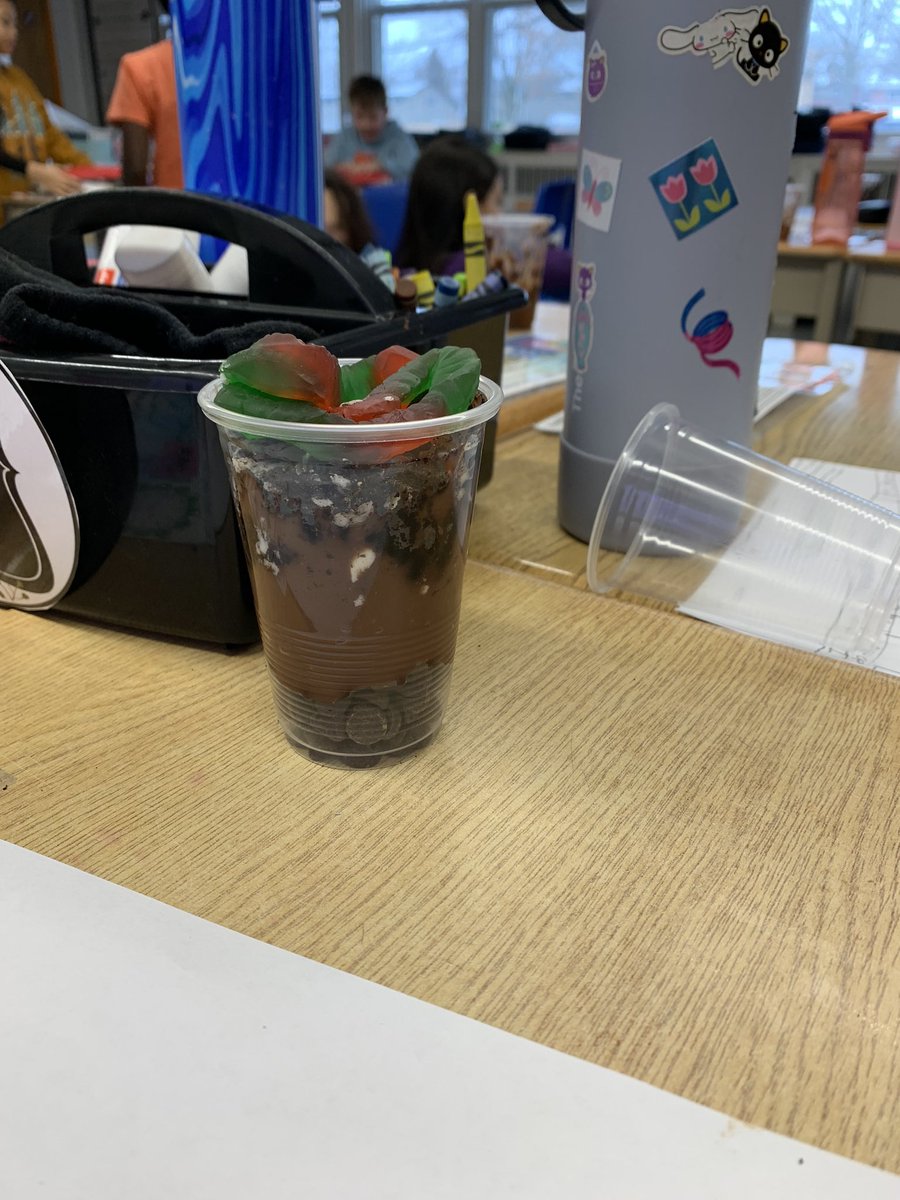 MrsTtate28's tweet photo. Creating soil horizons with food! Chocolate chips, pudding, Oreo cookies and gummy worms. 😋 https://t.co/AEMjfnZWwo