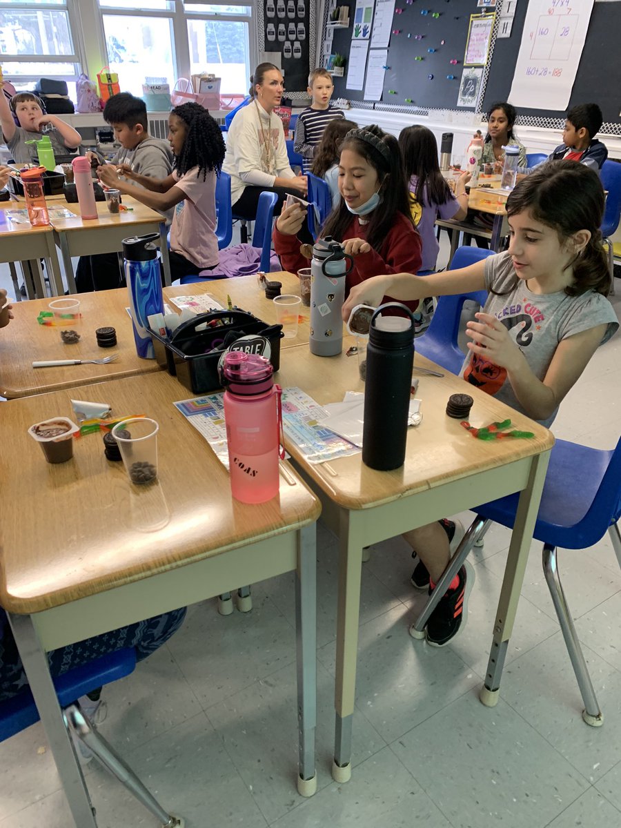 MrsTtate28's tweet photo. Creating soil horizons with food! Chocolate chips, pudding, Oreo cookies and gummy worms. 😋 https://t.co/AEMjfnZWwo