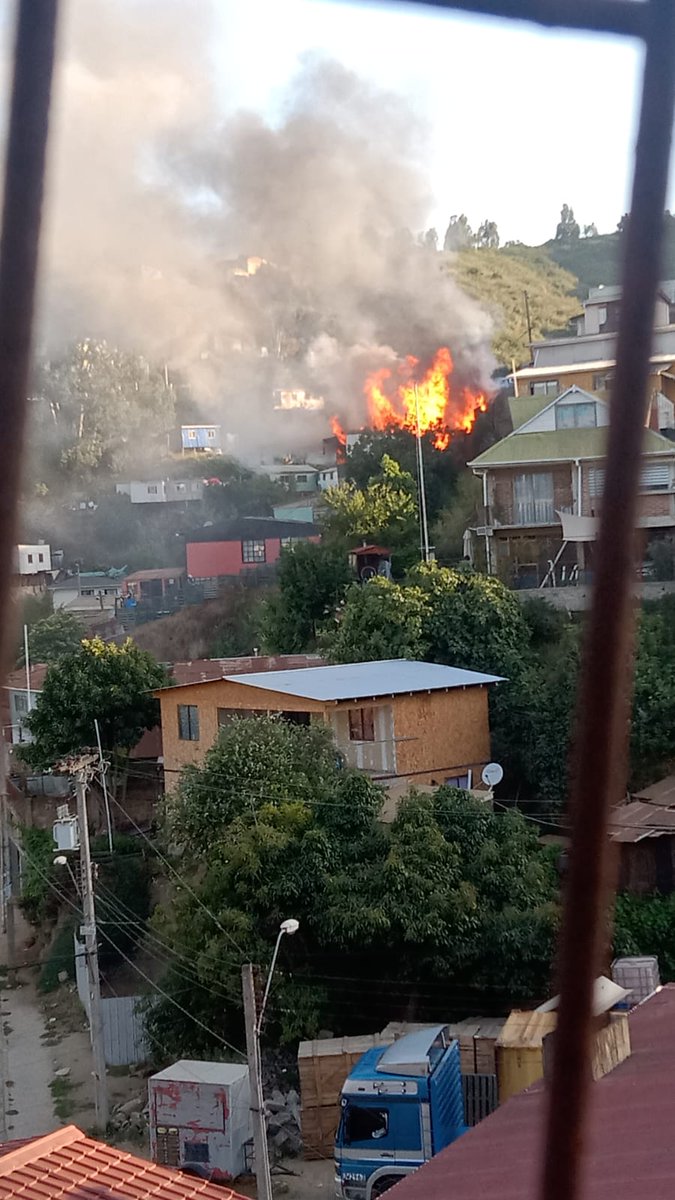 🔴AHORA | #Valparaíso | Incendio declarado en casa de Cerro Mariposa en Valparaíso. Siete unidades de Bomberos se dirigen al sector. Preinforme establece peligro de propagación.