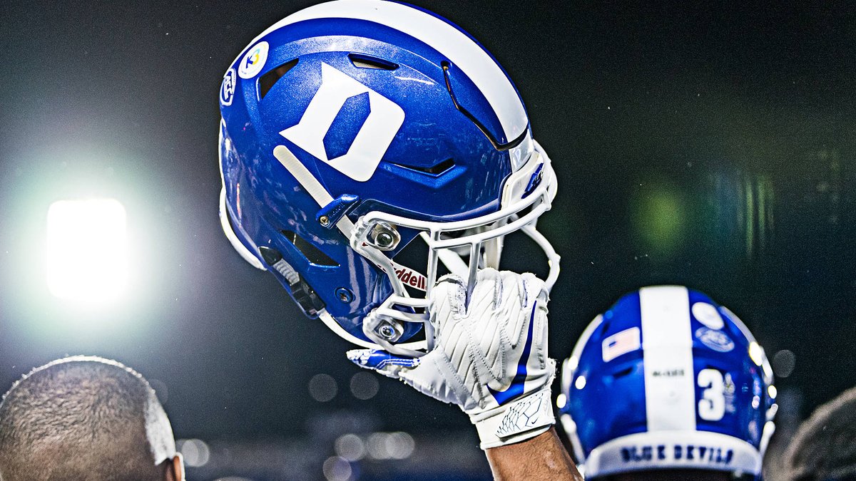 SawyerMedlin25's tweet photo. Thank you @CoachPatke with @DukeFOOTBALL for coming by #caryhigh to speak with me today. I really appreciate your time and look forward to hearing from you again soon. #ACC https://t.co/r1BLtYAGKc