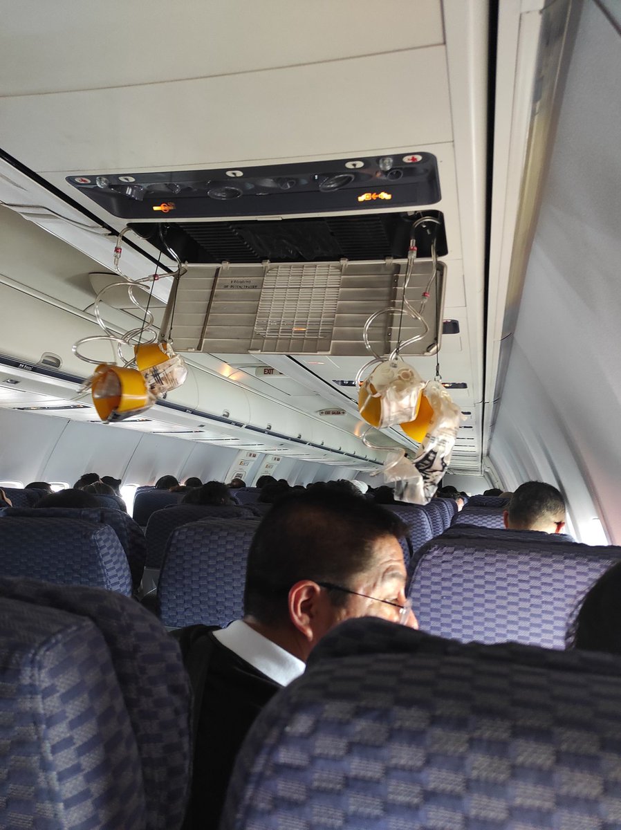 DrCalamardo's tweet photo. @CopaAirlines @Profeco Para nada, el problema no tuvo nada que ver, fue un problema de su aeronave y el piloto quiso regresar al aeropuerto de ciudad de Panamá porque no tenía donde ubicar a los 3 pasajeros de la fila de asientos en donde se habia abierto el compartimento con las mascarillas de oxígeno https://t.co/O2aDd1NHhb