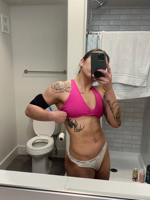 Oh hello abs. 😉 https://t.co/yyUpMfjboG