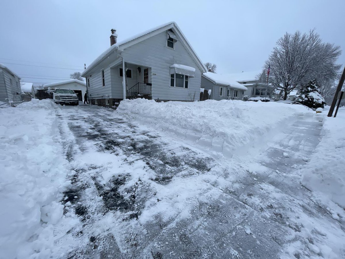 uthsfootball's tweet photo. Class of ‘27 Cole Finch got after it today helping his neighbors. Cole shoveled three driveways today to achieve his #FreeSweat challenge!
Great work Finchy! https://t.co/cp8UVIOR9R