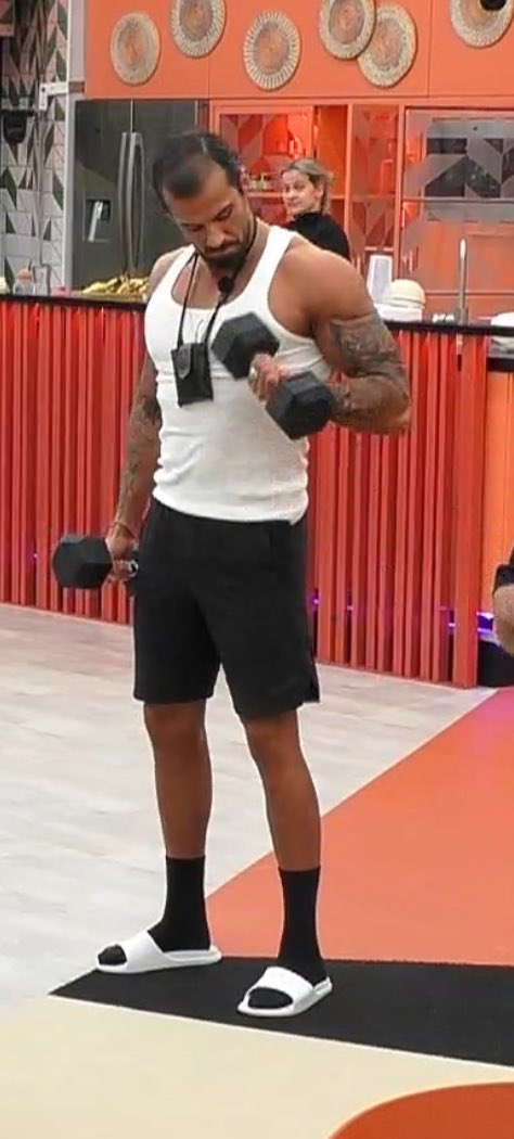 Reminder: treinem pernas  também 🤧 #bbtvi #BBDesafioFinal