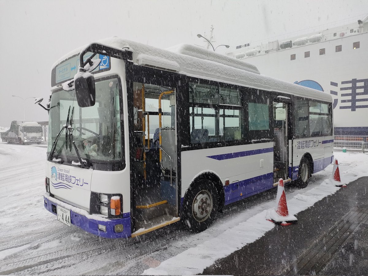 「雪の中遠い乗船口まで歩かされると思ってたら、送迎バスが来た」|螂･鄒ｽ迚ｹ諤･のイラスト