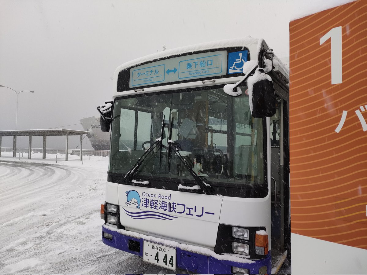 「雪の中遠い乗船口まで歩かされると思ってたら、送迎バスが来た」|螂･鄒ｽ迚ｹ諤･のイラスト