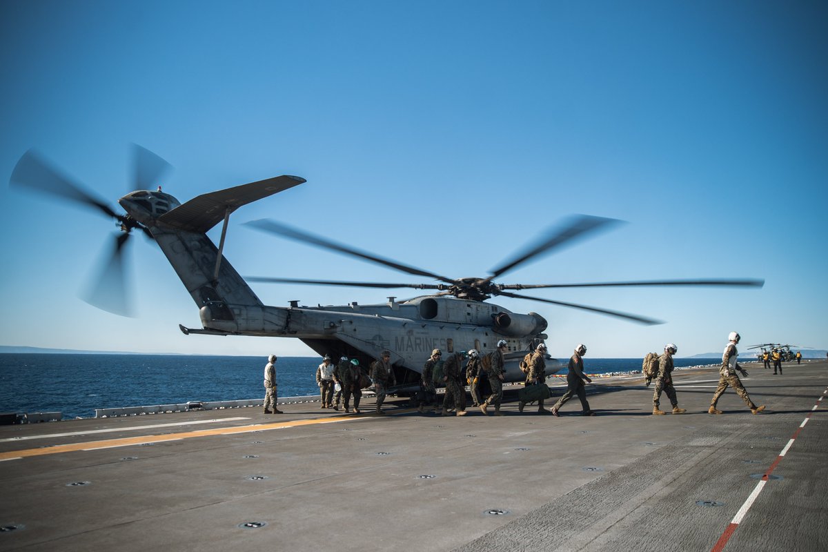 .@PacificMarines with @15thMEUOfficial conduct integrated flight operations with #USSBoxer, strengthening #JointForce capabilities and #Readiness to deter aggression and maintain peace and stability throughout the #FreeAndOpenIndoPacific. 📍: #PacificOcean 📸: Cpl Amelia Kang