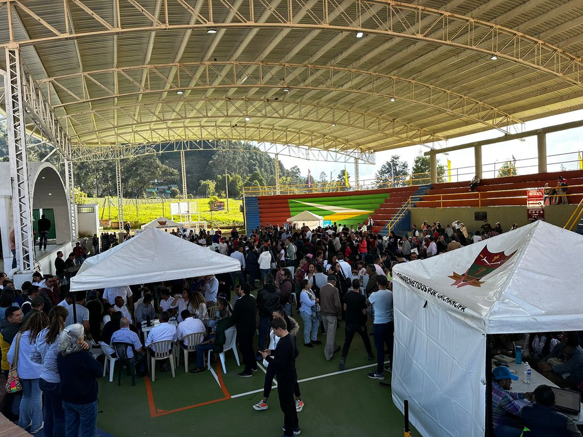 HaciendaCundi's tweet photo. Así finalizó este día de #DialogosComunitarios; desde la Secretaria de Hacienda acompañamos la construcción colectiva del Plan Departamental de Desarrollo. La escucha a nuestros ciudadanos es el principal insumo para el progreso de Cundinamarca. 💪🏻👏🏻👏🏻 https://t.co/ma6BvD0vRr
