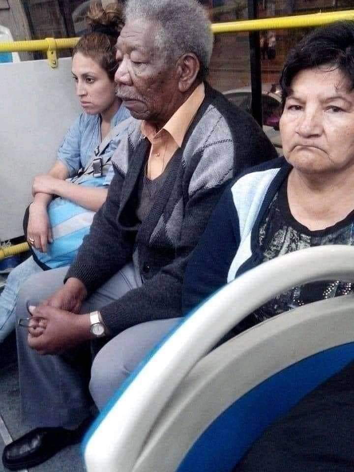 Me acabo de topar a Morgan Freeman y Cesar Villaluz  en el bus 🚌 🤣