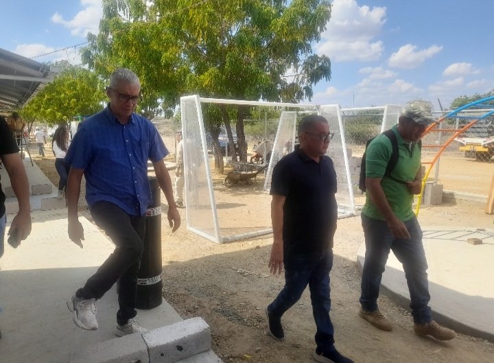 FRANKLI50427790's tweet photo. Junto al director del CDE estadal inspeccionamos la rehabilitación de la escuela Jorge Rodriguez en el Municipio Torres.@yelitzePSUV_ @delcyrodriguezv @AdolfoP_Oficial @DGSEMPPE https://t.co/6uudHsxBFt