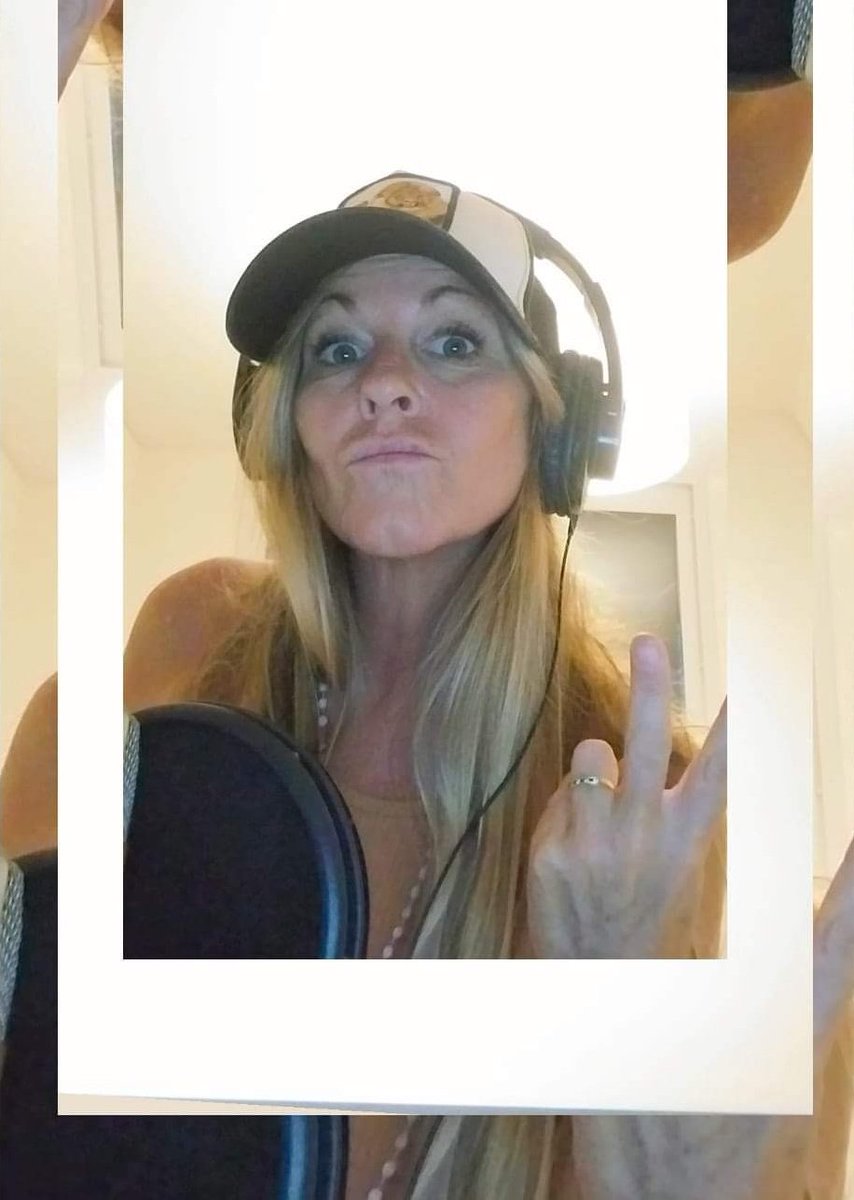 MFernandaRey's tweet photo. Shhh. La concejala se fue a dormir (?)
Apareció la Fer locutora. Y hoy se graba #RubiaMente para todo el país🎧💜
A mi me tirás una pala...
¡Y la agarro!😂 #ProgramasEnlatados #Emprendedores #DaleNenaDaleeee https://t.co/kAoPdNzGjS