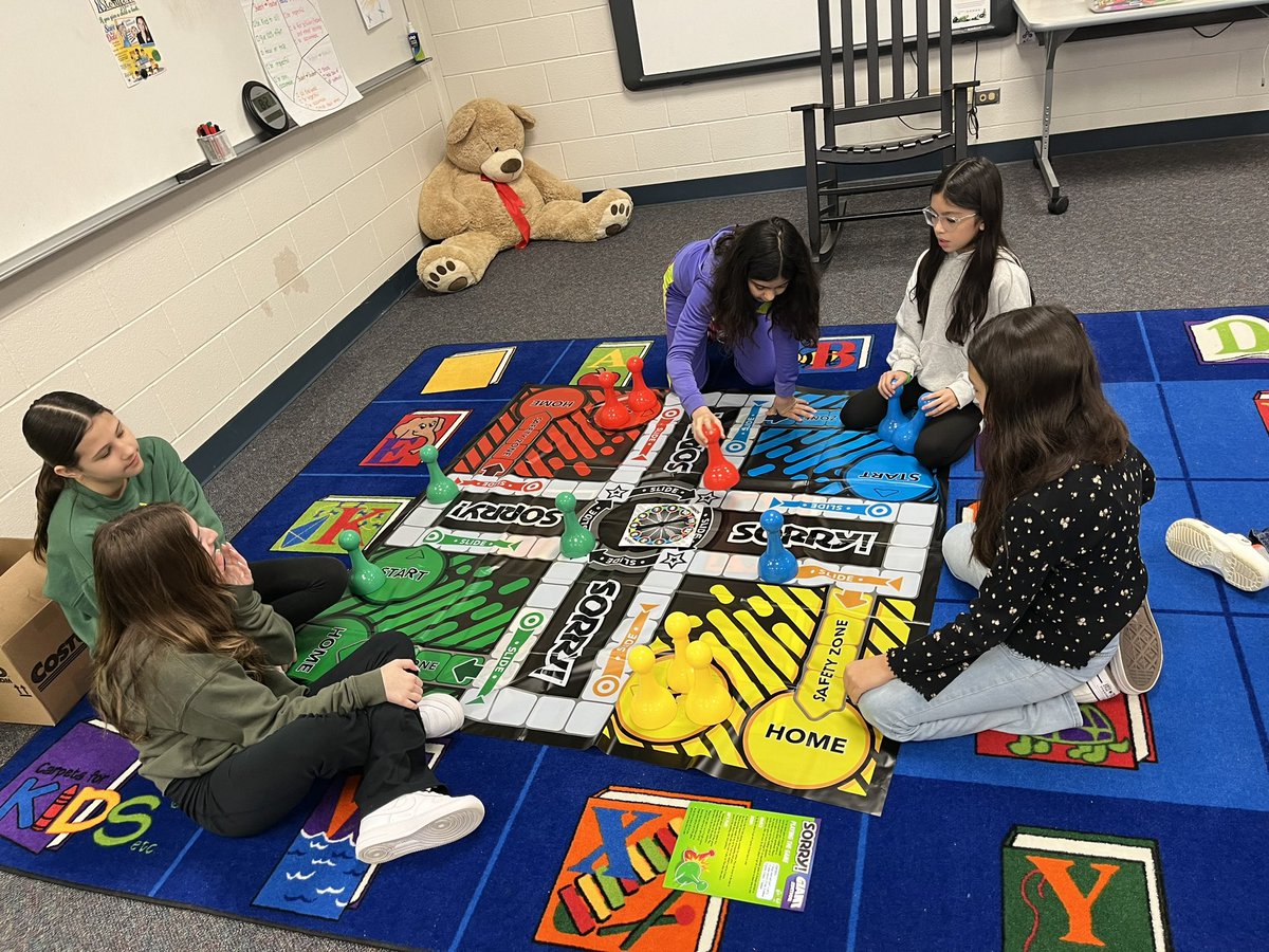 A_Colwell96's tweet photo. Love watching 5th graders @NISDScobee working together to play board games. What a life skill to build! 🎯♟️🎲 #extendedplanning #workingtogether #sportsmanship @NISDLib https://t.co/5bF73y81kn