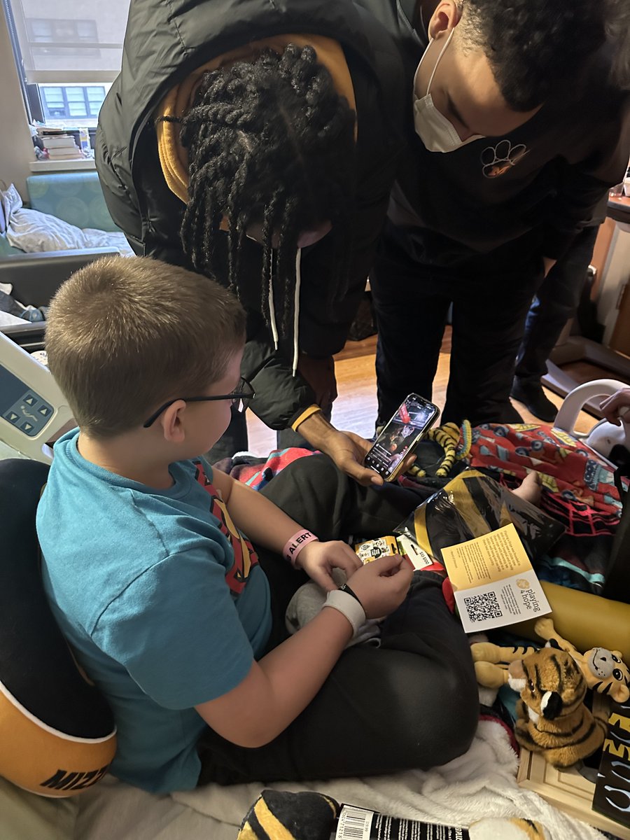 We are ringing in the new year with our newest friend, Zeke, and @MizzouHoops! Players Jackson Francois, Aidan Shaw, and John Tonje got to meet and enjoy a visit with Zeke. He showed off some of his many talents, including bottle flipping, art, and stacking cards... (1/2)