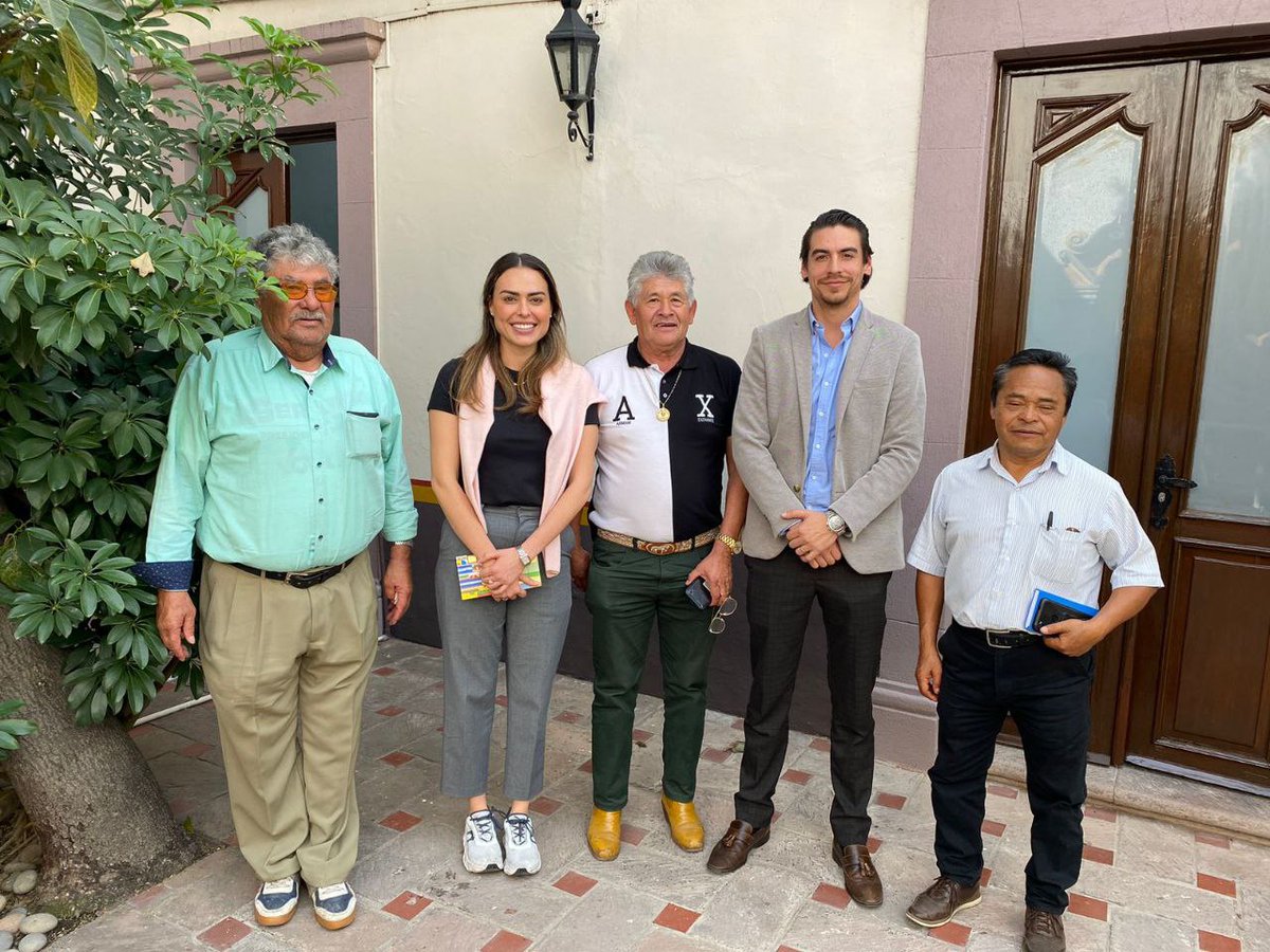 SEGOB_Queretaro's tweet image. El Subsecretario de Gobierno, Federico de los Cobos y Vega, y la Directora Gobierno, María Cristina Niño de Rivera Burgueño, se reunieron con ciudadanos de la comunidad de San Sebastián de las Barrancas, San Juan del Río, 

(1/2)