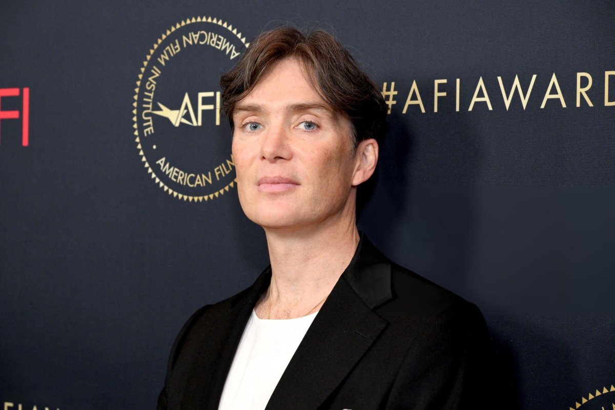 Servindo carão, confira mais registros de Cillian Murphy no tapete vermelho do #AFIAwards hoje mais cedo.