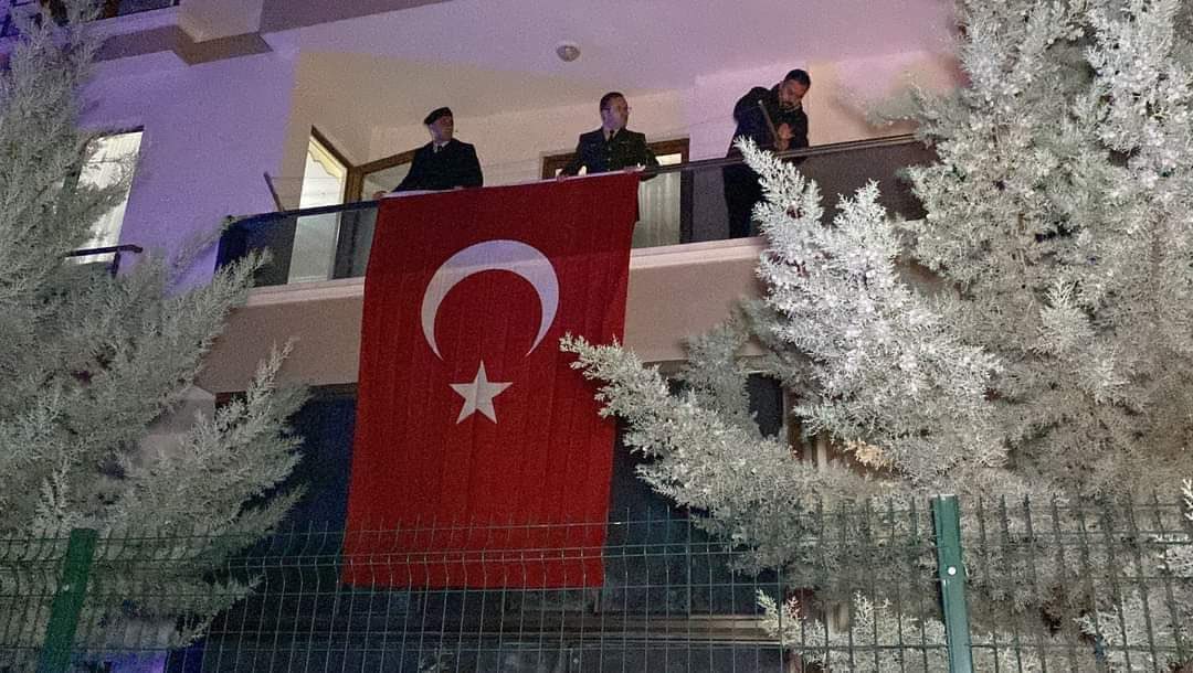 En uzun gecedir , sabah olmak bilmez. Hiç bir yerde yazmaz. Ateş düştüğü yeri yakar. 
Mekanınız Cennet, Aziz ruhunuz Şad olsun.🇹🇷🇹🇷🇹🇷

#ŞehidinVarTürkiye