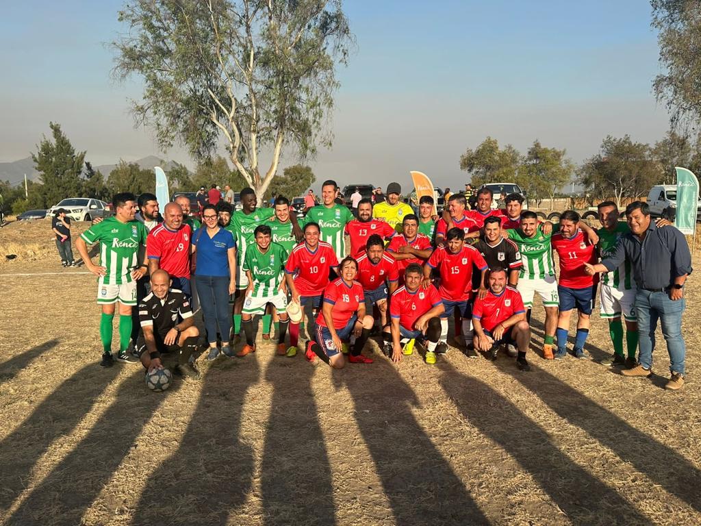 CeciLopezRenca's tweet photo. 🏟️ Junto al alcalde @cn_castro amistoso Asociación Histórica y Funcionarios por 'Estadio Los Tilos' de @corestgo. Unión y progreso para 42 clubes. #RencaCity https://t.co/umOPVcosvs