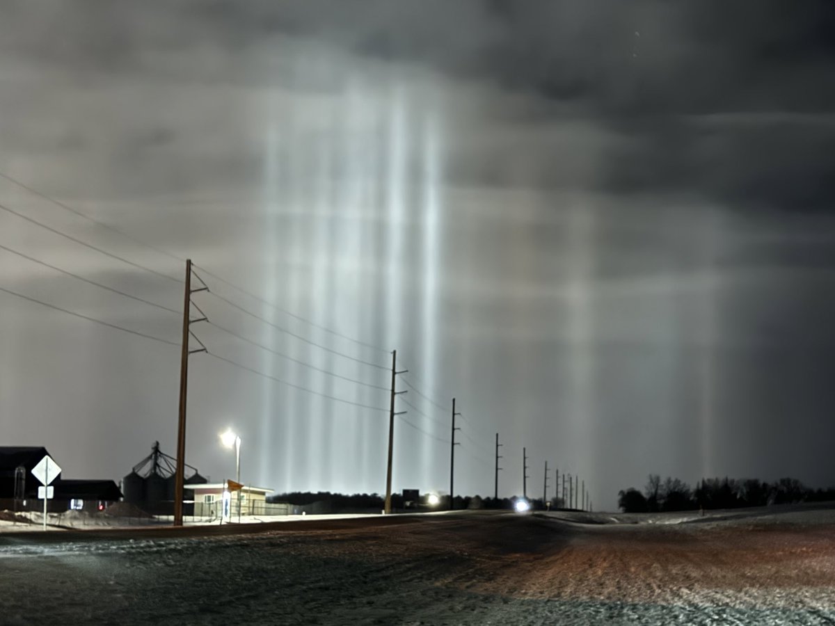 INSANE! Very bright light pillar show tonight near Watertown, SD! #sdwx #atoptics