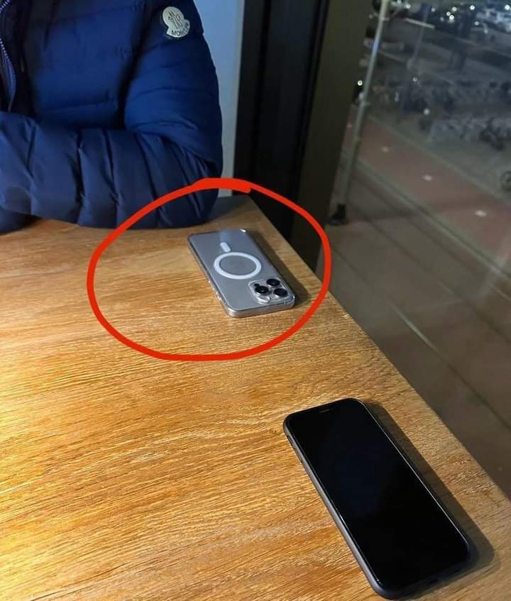 OyeAnaciel's tweet photo. ¿Qué esconden las personas que ponen su celular así? 😒🙄 https://t.co/Hz4CsV7RuE