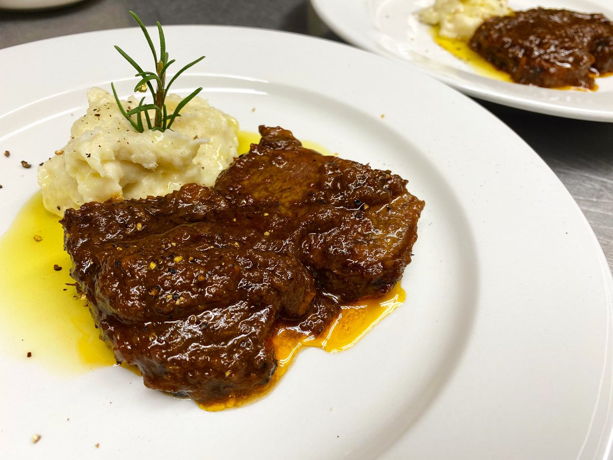 Stella_diMare's tweet photo. 牛ブリスケの赤ワイン煮込み
味のある赤身肉部分とトロける脂の部分の両方が楽しめます。ワインたっぷり使いました☺️
#赤ワイン煮込み #牛ブリスケ #イタリアン #イタリア料理店 #stelladimare #ステッラディマーレ #馬車道 #関内 #桜木町 #横浜 #manzo #brasato https://t.co/kYCABFv87I