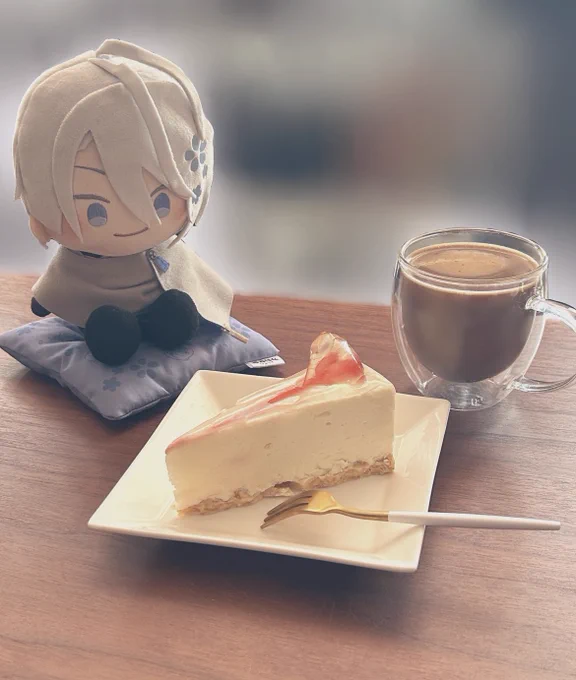 とうらぶ九周年直前配信楽しみすぎてレアチーズケーキ買ってきましためっちゃ美味しい! 