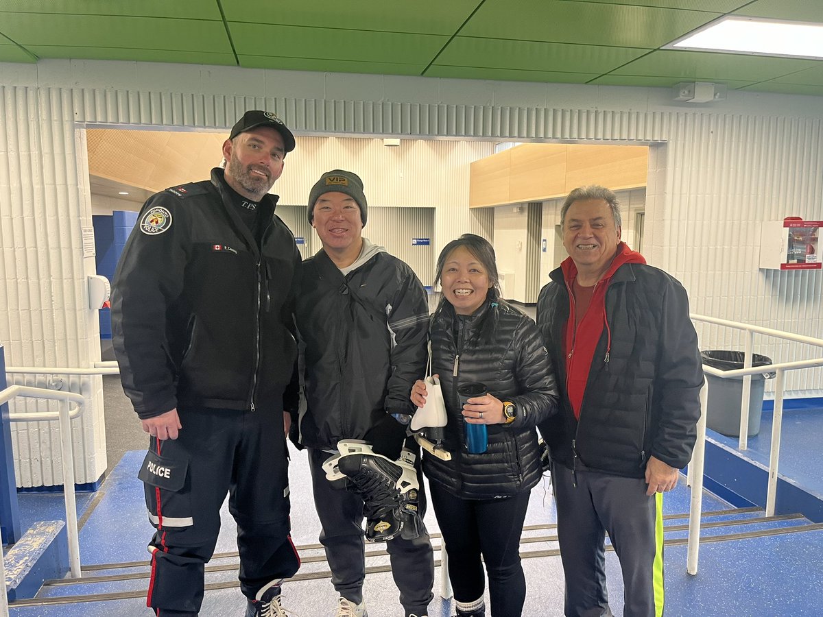 Assisting our local U9 Select Hockey team at the Albion rink is the organic #CommunityEngagement that builds relationships for tomorrow. just getting out there is all it takes! @TPS23Div @TorontoPolice @TPS_CPEU